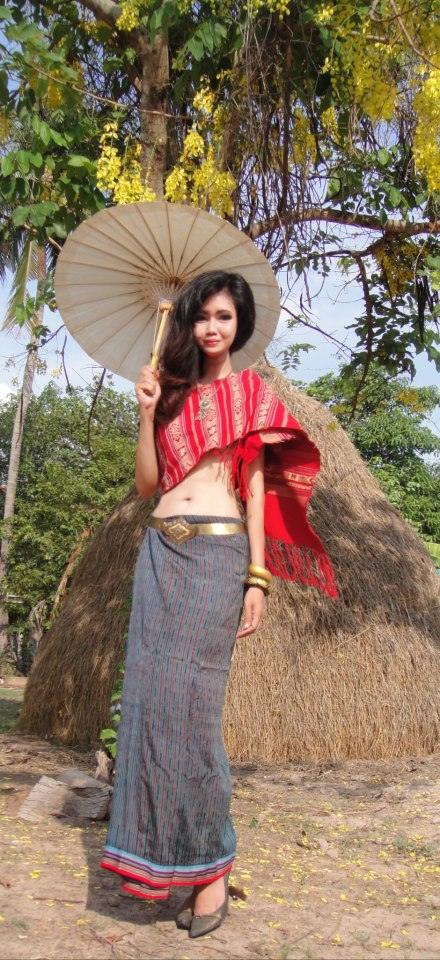เธอชื่อน้ำหวาน ดูเป็นตัวของตัวเองดี ชื่นชมเธอใส่ผ้าซิ่นไปวัด