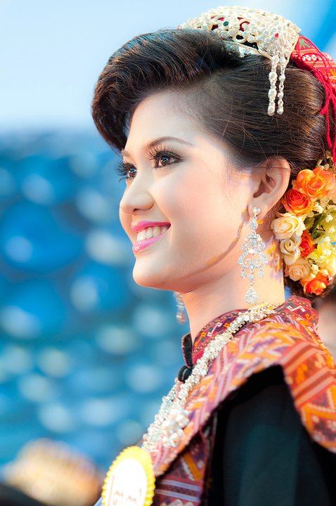 เธอชื่อน้ำหวาน ดูเป็นตัวของตัวเองดี ชื่นชมเธอใส่ผ้าซิ่นไปวัด