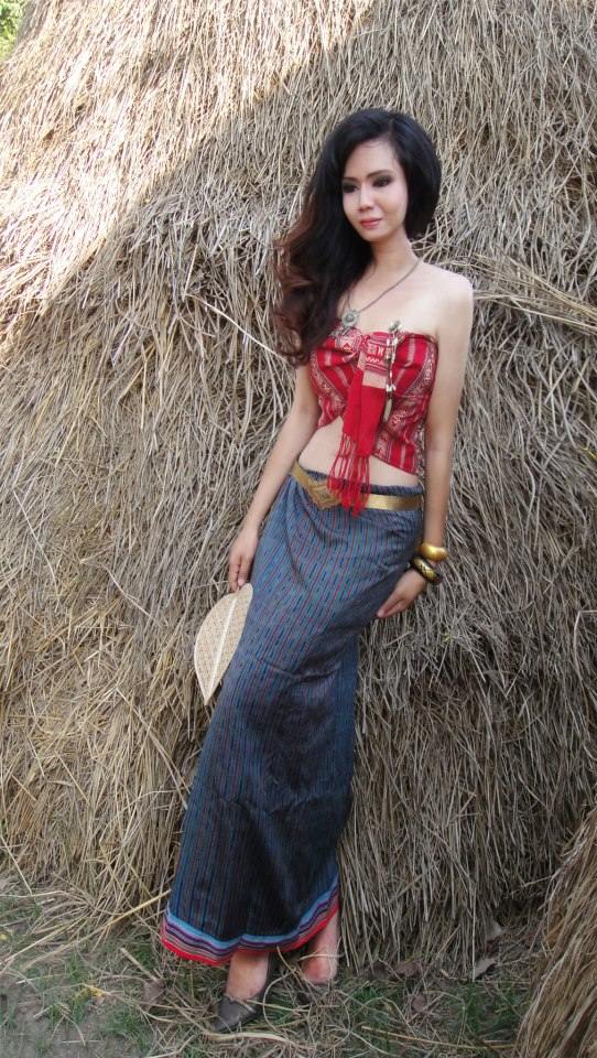 เธอชื่อน้ำหวาน ดูเป็นตัวของตัวเองดี ชื่นชมเธอใส่ผ้าซิ่นไปวัด