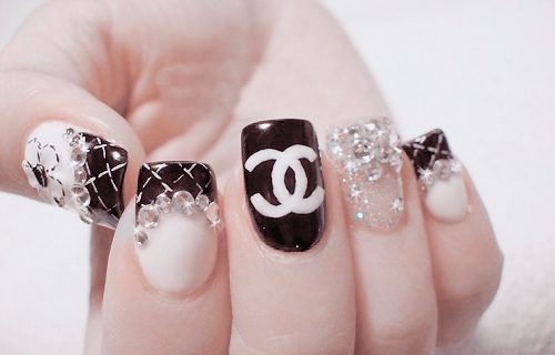แฟชั่น ลายเล็บสวยๆ สำหรับ สาวที่ชอบสีดำ