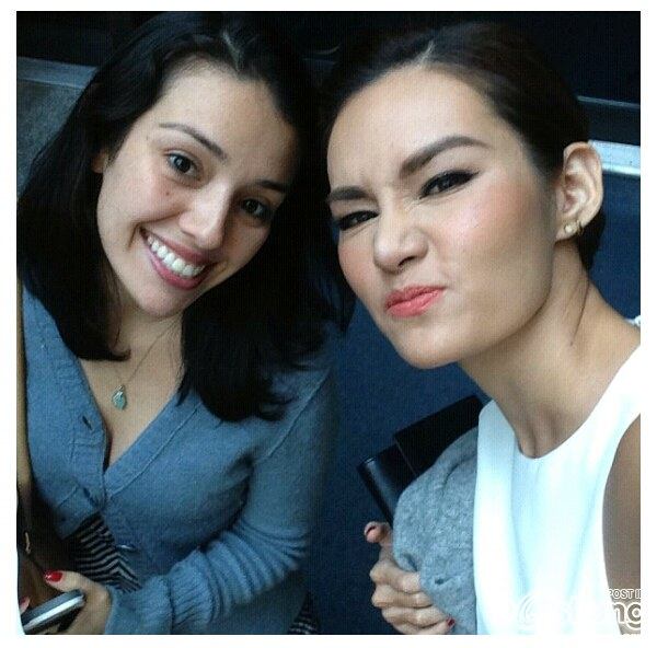 ภาพ นางเอกซุปเปอร์สตาร์ที่ดังไกลไปทั่วโลก หญิง รฐา ในช่วงแต่งหน้า ก่อนเฉิดฉายอีกครั้งในวันที่สอง.