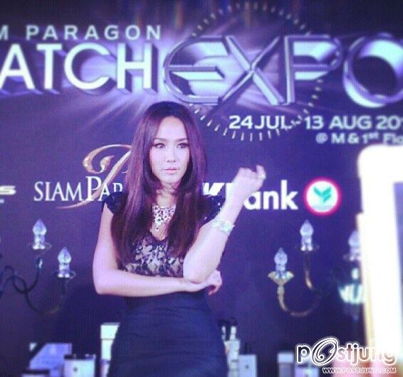 รวมบรรยากาศ ความสวยประหาร ของอั้ม พัชราภา และดาราบนเวที ในงาน Siam Pargon Watch Expo