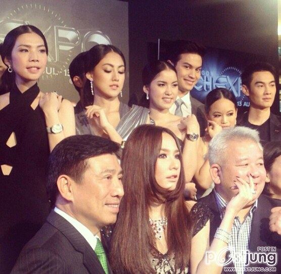 รวมบรรยากาศ ความสวยประหาร ของอั้ม พัชราภา และดาราบนเวที ในงาน Siam Pargon Watch Expo