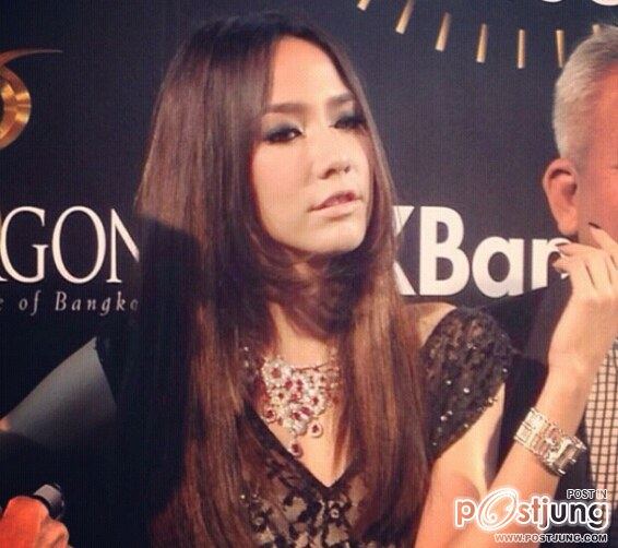 รวมบรรยากาศ ความสวยประหาร ของอั้ม พัชราภา และดาราบนเวที ในงาน Siam Pargon Watch Expo