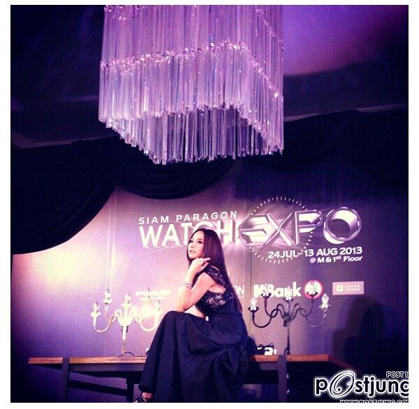 รวมบรรยากาศ ความสวยประหาร ของอั้ม พัชราภา และดาราบนเวที ในงาน Siam Pargon Watch Expo