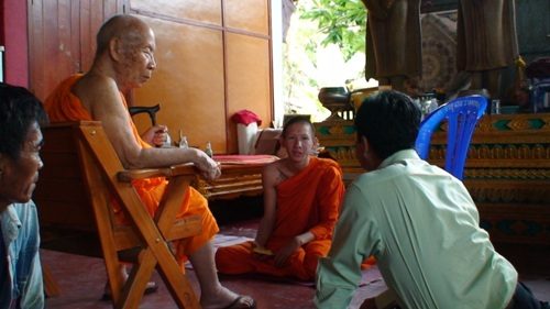 เณรแปลกโพสต์ภาพกับหญิง ถือดาบขึ้นเฟซบุ๊ก