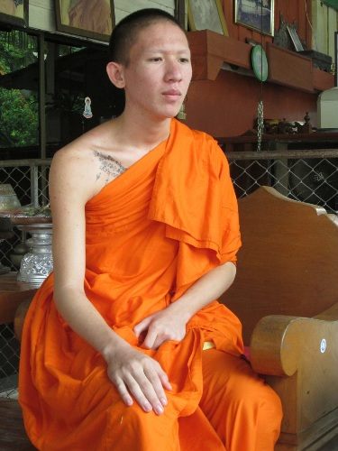 เณรแปลกโพสต์ภาพกับหญิง ถือดาบขึ้นเฟซบุ๊ก