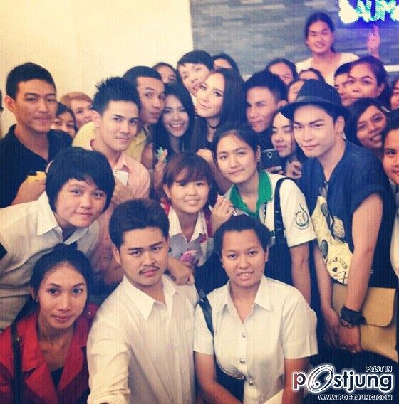 ดูกันชัดๆ ครอ คนรักอั้ม ยังรักกันดี ร่วมถ่ายรูปหมู่กันในงาน ที่ สยามพารากอน