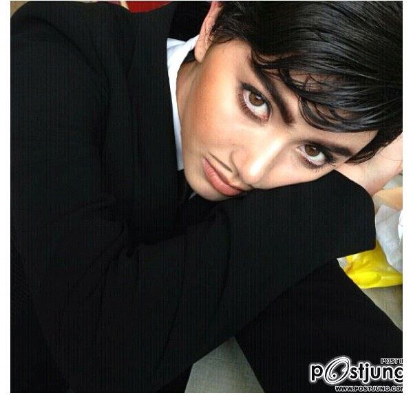 เธอคนนี้คือ นางเอกที่ฮ๊อตที่สุดใน พ.ศ.นี้ แล้ววันนี้เธอต้องแต่งตัวเป็น ผู้ชาย จะเป็นอย่างไรมาดูกัน
