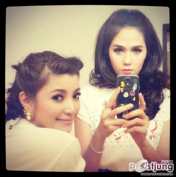 นางเอกสาวสุดฮ๊อต ชมพู่ อารยา กับเพื่อนรักสุดซี้ เอมมี่ มรกต