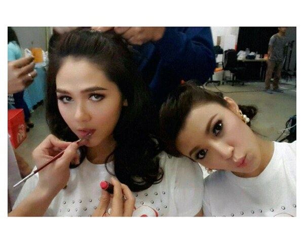 นางเอกสาวสุดฮ๊อต ชมพู่ อารยา กับเพื่อนรักสุดซี้ เอมมี่ มรกต
