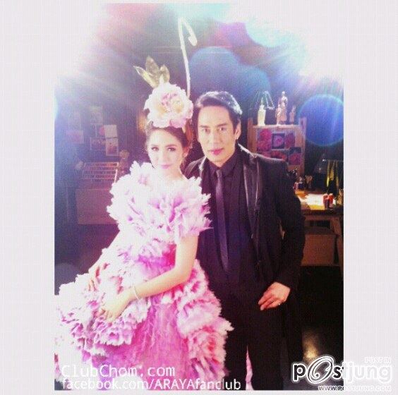 นางเอกสุดฮ๊อตที่ดังไกลไปทั่วโลก ชมพู่ อารยา เธอเฉิดฉายในชุดดอกใม้ สวยสง่างาม ดั่งเจ้าหญิงในเทพนิยาย