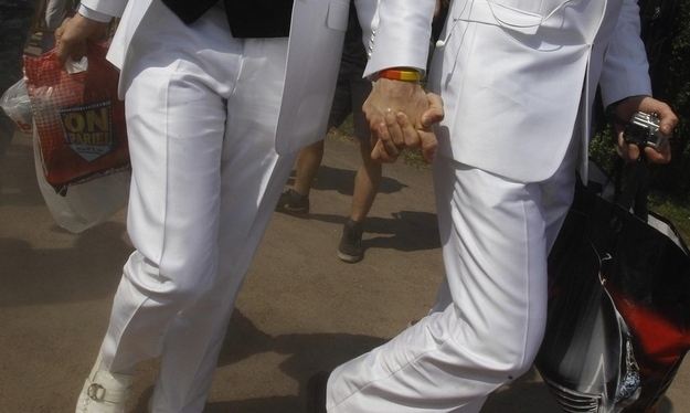 ชาย2คนเดินจูงมือกันหนี