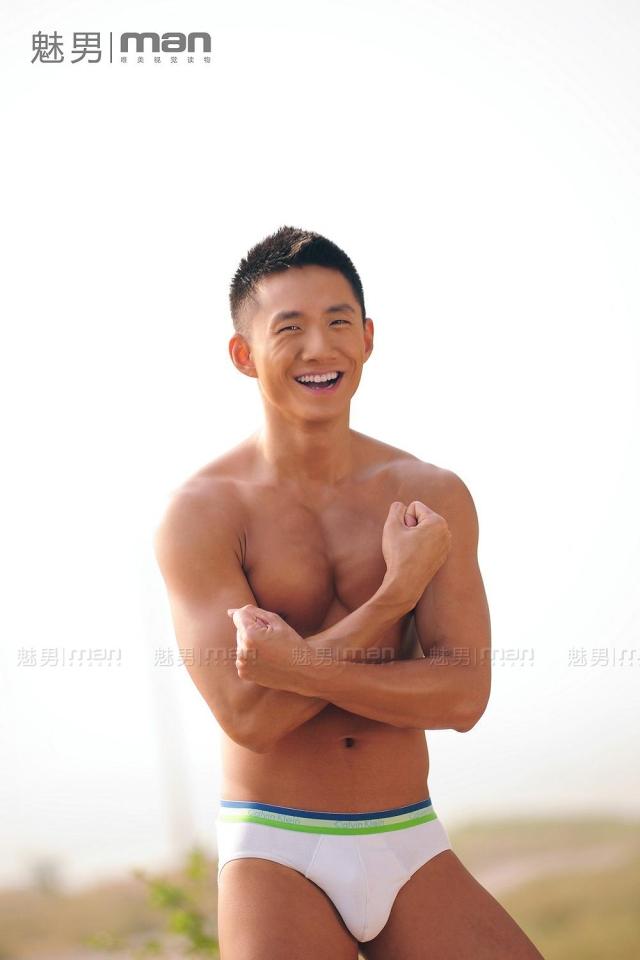 หนุ่มจีนหล่อตี๋คมเข้ม
