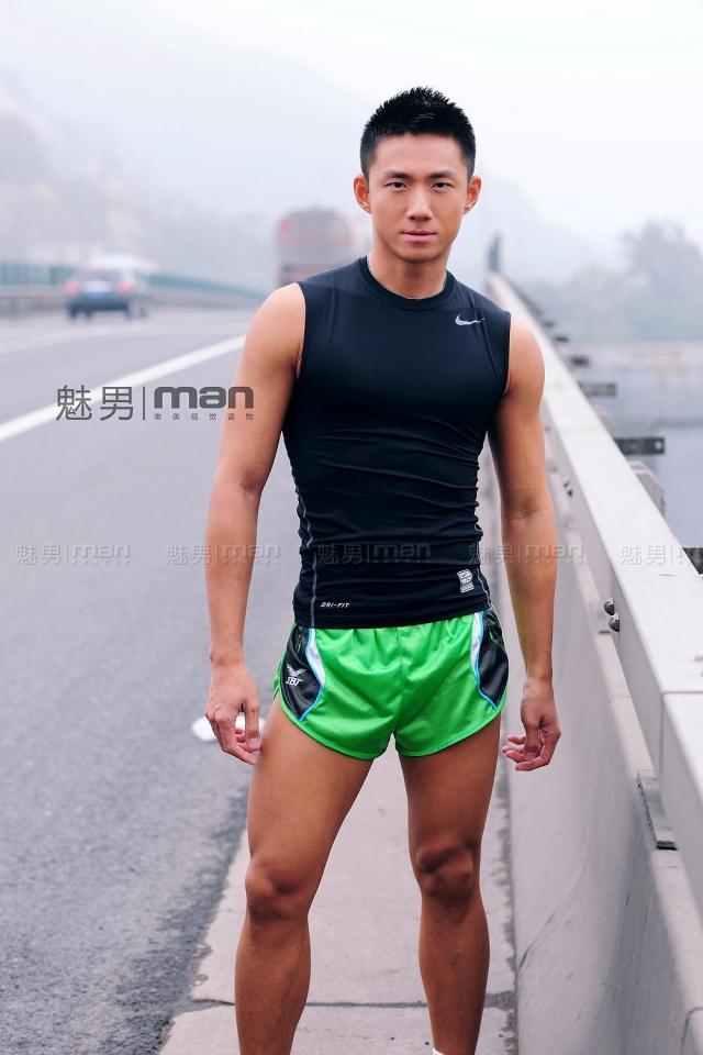 หนุ่มจีนหล่อตี๋คมเข้ม
