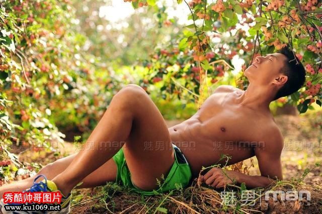 หนุ่มจีนหล่อตี๋คมเข้ม