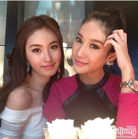 สองคู่สุดซี้ ปอย ตรีชฏา กับ แตงโม ภัทรธิดา เมื่อสองคนมาเจอกัน ทั้งคู่เลยขอโพสท่าจัดเต็ม