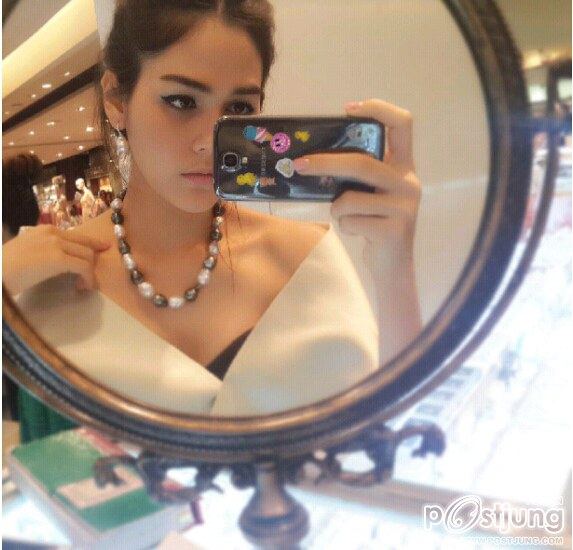 นางเอกสาวซุปเปอร์สตาร์สุดฮ๊อต ชมพู่ อารยา เอ.ฮาร์เก็ต ในวันหยุดพักผ่อน สบายๆ