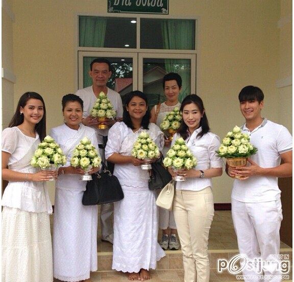 พระเอกนางเอก คู่ขวัญ ณเดช ญาญ่า ทำบุญร่วมชาติ ตักบาตร ร่วมขัน