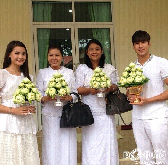พระเอกนางเอก คู่ขวัญ ณเดช ญาญ่า ทำบุญร่วมชาติ ตักบาตร ร่วมขัน