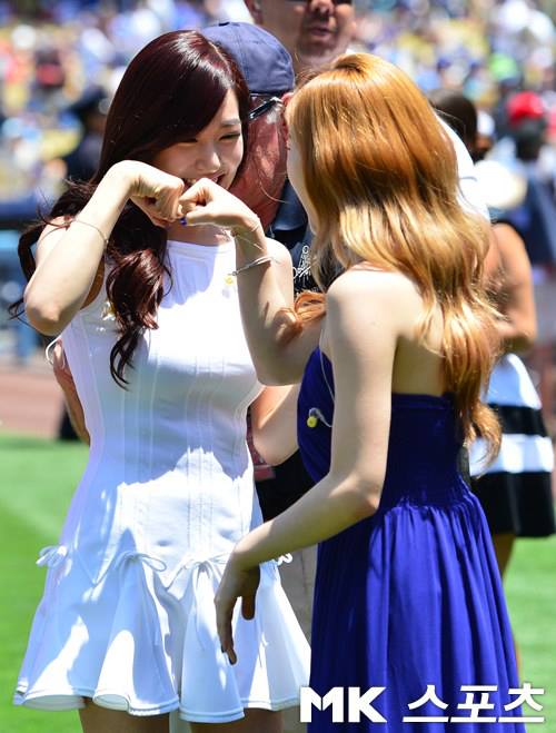 แทยอน+ทิฟฟานี่ ที่ Dodger stadium  @ America