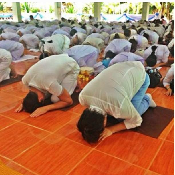 ณเดชน์ ญาญ่า ควงคู่ร่วมทำบุญพร้อมคุณแม่ ที่วัดนาหลวง