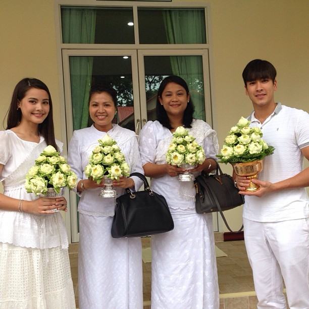ณเดชน์ ญาญ่า ควงคู่ร่วมทำบุญพร้อมคุณแม่ ที่วัดนาหลวง