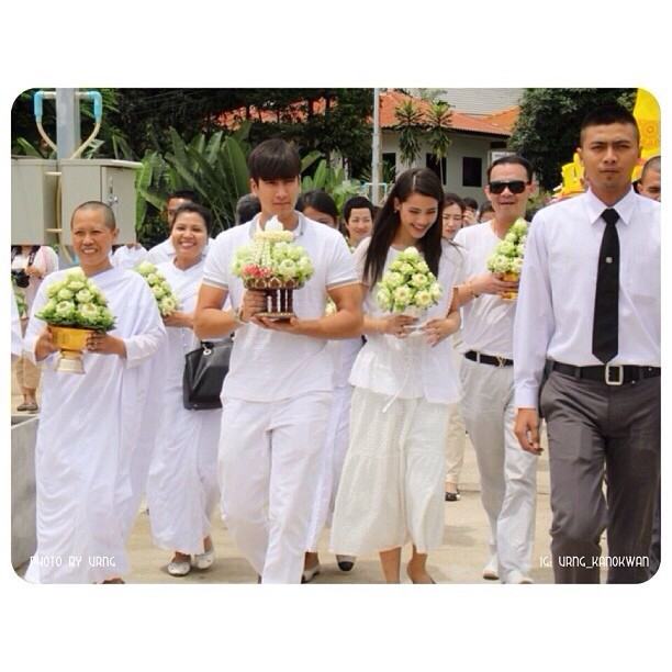 ณเดชน์ ญาญ่า ควงคู่ร่วมทำบุญพร้อมคุณแม่ ที่วัดนาหลวง