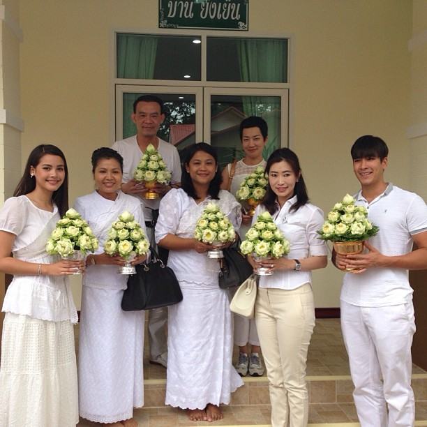 ณเดชน์ ญาญ่า ควงคู่ร่วมทำบุญพร้อมคุณแม่ ที่วัดนาหลวง