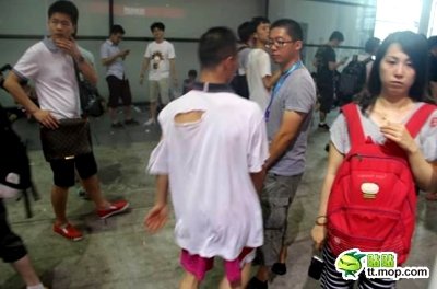 พริตตี้จีนฉุนจัด กระชากเสื้อหนุ่มหื่น ตามถ่ายรูปถึงห้องแต่งตัว