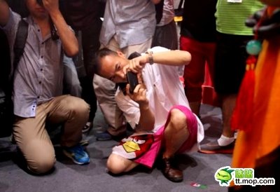 พริตตี้จีนฉุนจัด กระชากเสื้อหนุ่มหื่น ตามถ่ายรูปถึงห้องแต่งตัว