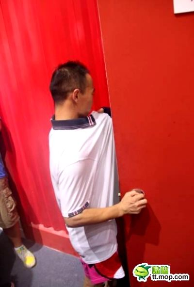 พริตตี้จีนฉุนจัด กระชากเสื้อหนุ่มหื่น ตามถ่ายรูปถึงห้องแต่งตัว