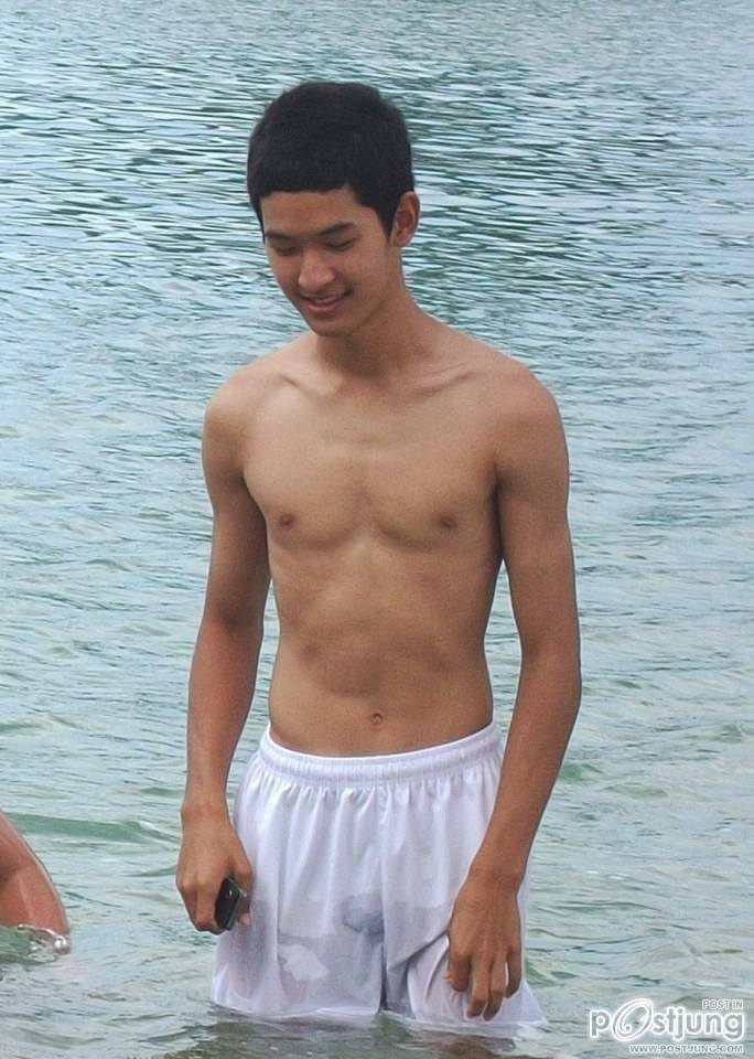 เด็กๆวัยกำลังโตน่าตาดี อวดซิกแพคกันเพียบ!!