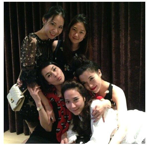ภาพนางเอกซุปเปอร์สตาร์เบอร์หนึ่งของเมืองไทย อั้ม พัชราภา รวมตัวเพื่อนๆ นอนรวมกัน