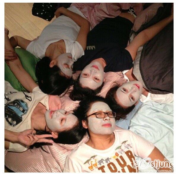 ภาพนางเอกซุปเปอร์สตาร์เบอร์หนึ่งของเมืองไทย อั้ม พัชราภา พอกหน้า เพิ่มความสวย กับเพื่อนสาว ก่อนนอน
