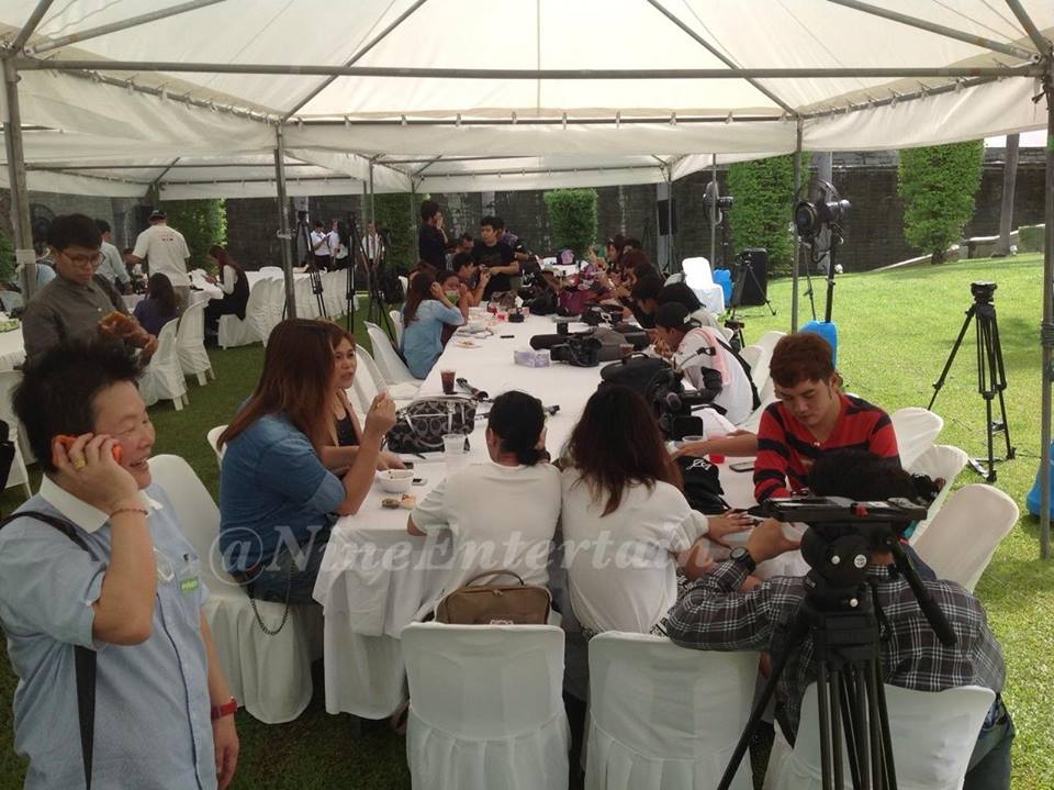 9.35 น. รายงานสด ส่งตรง มาจาก บ้าน "บ้านอัศวเหม" ปากน้ำ แถลงข่าว 11:00