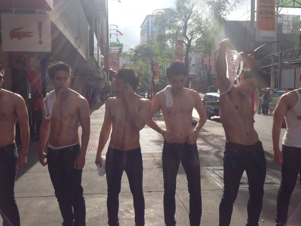 รูปหล่อกล้ามหย่ายยยใครสักคน 10 คนนี้เลือกใครดี??