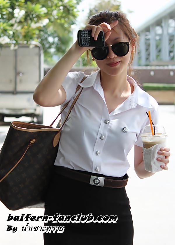 ดาราสาวใส่กระโปรงสั้นไปเรียน