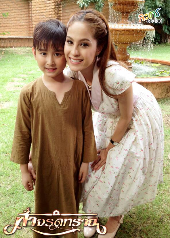 ขวัญ อุษามณี มีหนุ่มหล่อนำดอกไม้มาให้ ติดตามดูคืนนี้ในละคร ฟ้าจรดทราย