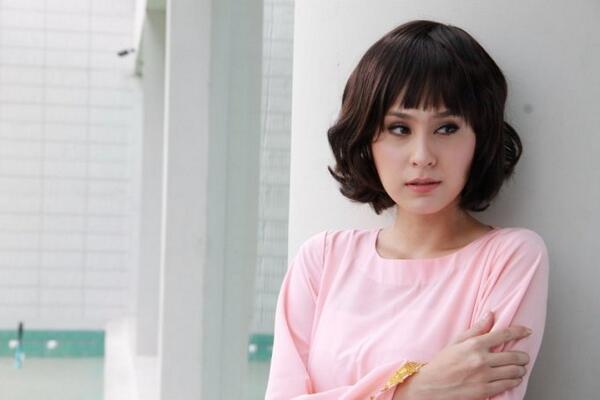 ขวัญ อุษามณี มีหนุ่มหล่อนำดอกไม้มาให้ ติดตามดูคืนนี้ในละคร ฟ้าจรดทราย