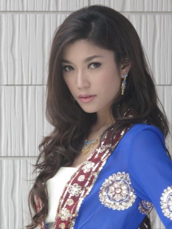 นางร้ายละครฟอร์มยักษ์ 'ฟ้าจรดทราย' เอมมี่ มรกต 'แคชฟีย่า'