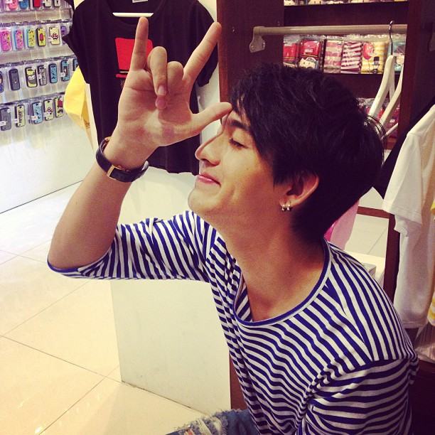 ท่าบอกรักแบบเจนี่--ระบาดไปทั่วแล้ว--------