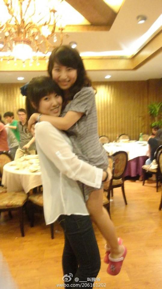 อุ้มเพื่อน..