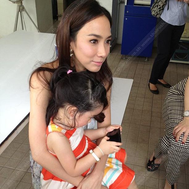 รวมชอตน่ารักระหว่างซุปเปอร์สตาร์ อั้ม พัชราภา และน้อง ณดา ลูกแม่กบ