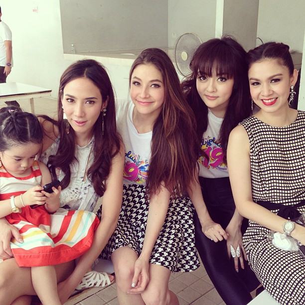 รวมชอตน่ารักระหว่างซุปเปอร์สตาร์ อั้ม พัชราภา และน้อง ณดา ลูกแม่กบ