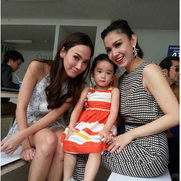 รวมชอตน่ารักระหว่างซุปเปอร์สตาร์ อั้ม พัชราภา และน้อง ณดา ลูกแม่กบ