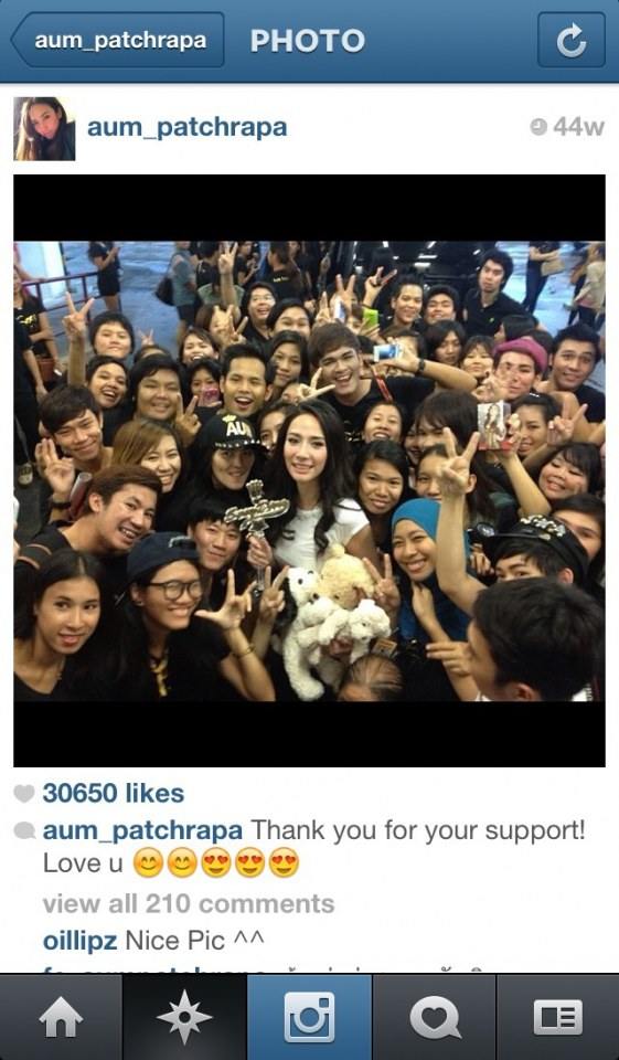 ใครว่าอั้มพูดเขียนอังกฤษไม่ได้ เพื่อนฝรั่งนางก็มีเยอะ เขาพูดเขียนได้แต่เขาไม่อวดจ้ะ