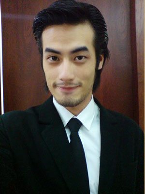 ผู้ชายมีหนวดหล่อเข้มจริงๆ