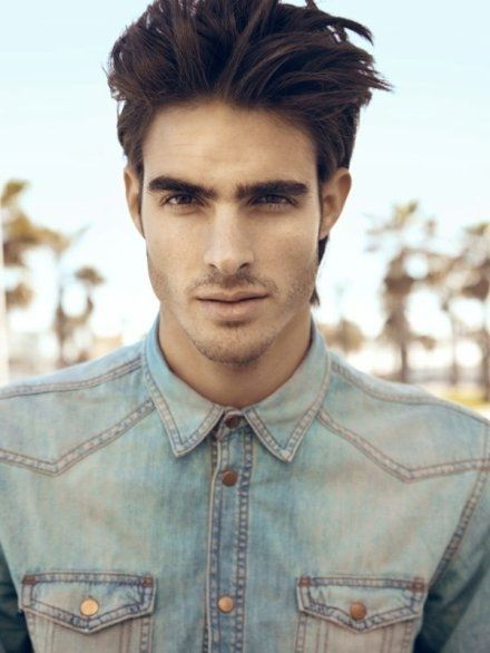ผู้ชายมีหนวดหล่อเข้มจริงๆ