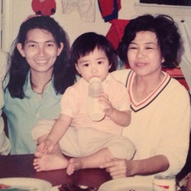อั้ม ชมพู่ ร่วมส่งพวงหรีดไว้อาลัย คุณยาย ของ แพนเค้ก